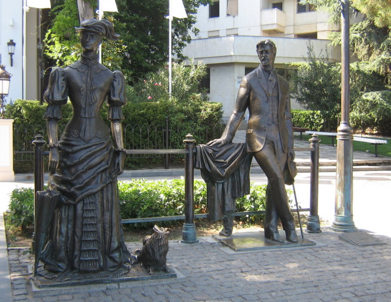 Чехов и его «Дама с собачкой» на ялтинской набережной
