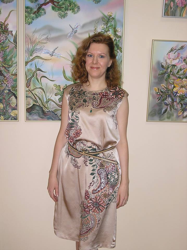  А.Самарцева на выставке своих работ по шелку