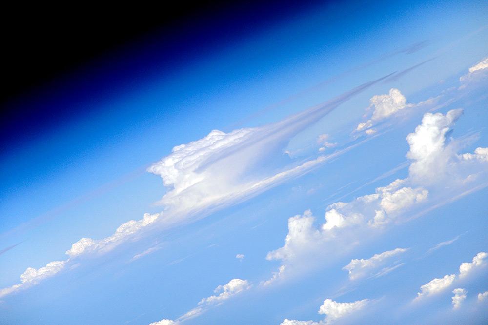 Земля в облаках. Снимок из  космоса