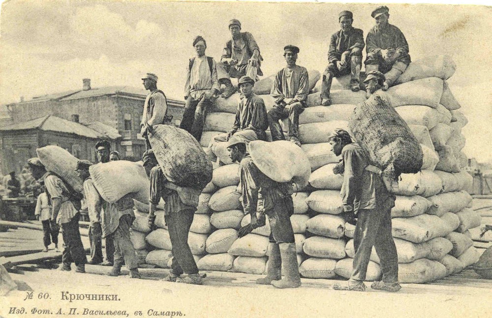 Погрузка хлеба на суда в Самаре.  Фото XIX века