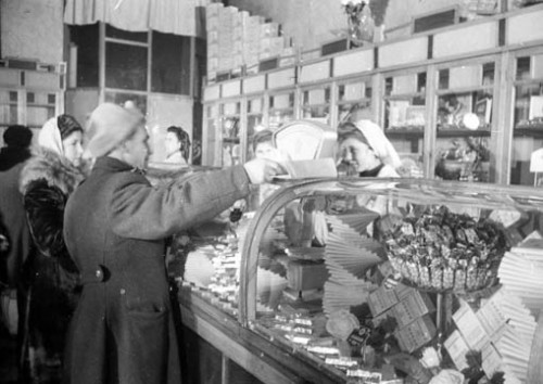 В магазине в первые дни бескарточной торговли. Декабрь 1947 г.