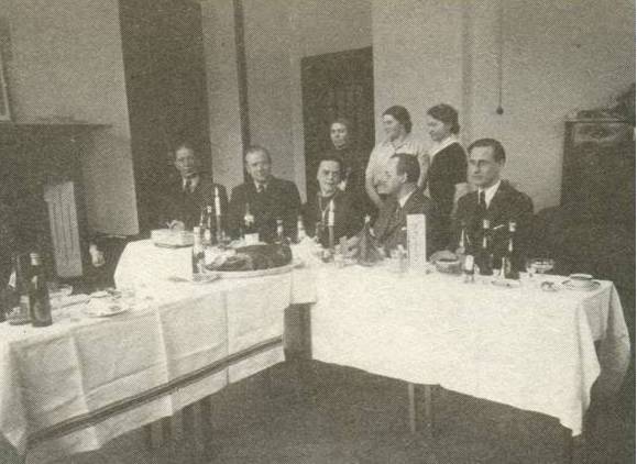 Шведские-дипломаты и сотрудники миссии за праздничным рождественским столом Куйбышев. 1941 г.