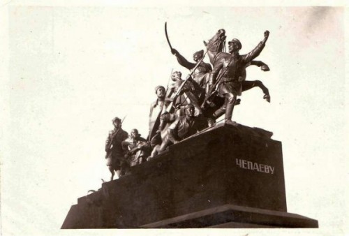 Исторический календарь Самары: 6 ноября. Открыли памятник Чапаеву, первоначальная подпись на памятнике была ЧЕПАЕВ (1932),  прибыл первый поезд эвакуированного Большого театра (1941), открыли Южный мост через Самарку (1974)